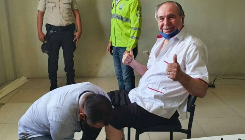 Expresidente Abdalá Bucaram con grillete electrónico