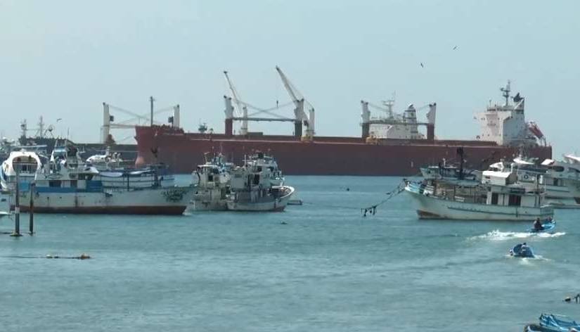 Barco ecuatoriano navega en el Pacífico Sur con toda su tripulación contagiada de COVID-19