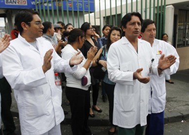 Correa considera &quot;equivocada&quot; la renuncia de médicos