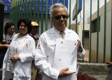 Correa considera &quot;equivocada&quot; la renuncia de médicos