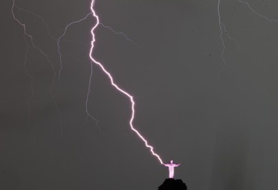 Un rayo alcanza al Cristo Redentor de Río y daña un dedo de su mano derecha