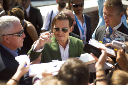 Johnny Depp firma autógrafos al terminar una sesión de fotos de