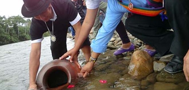 Marcha por el agua congregó a 500 personas pese a críticas de Correa