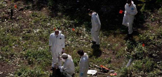 Hallan 13 cadáveres en fosa clandestina en sur de México