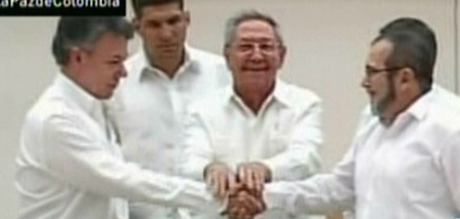 Gobierno colombiano y FARC anuncian fin del conflicto para marzo de 2016