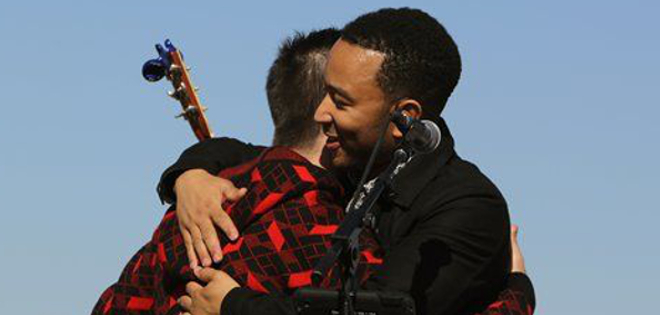 Juanes y John Legend visitan Centro de Detenciones de inmigrantes en Arizona