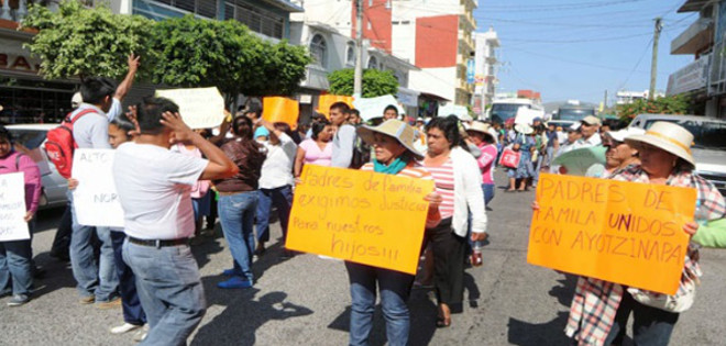 Familiares de estudiantes mexicanos desaparecidos los buscan angustiados en una zona peligrosa