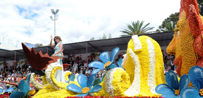 Ambato inició sus fiestas con el tradicional desfile de la confraternidad