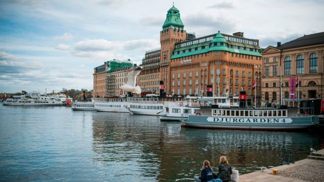 Suecia: el debate que despierta la singular estrategia de no confinar a su población