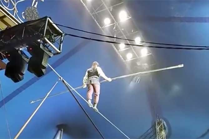 La impactante caída de un equilibrista en plena actuación
