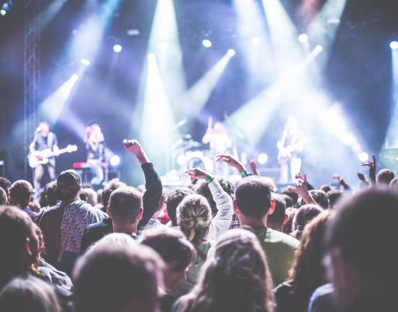 Reino Unido: Miles sin mascarilla en concierto a modo de prueba