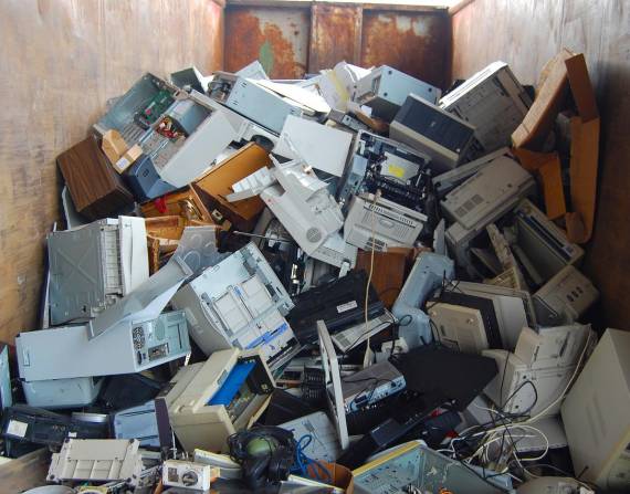 Chatarra acumulada de computadoras y tecnología.