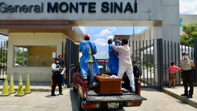 Carrozas fúnebres afuera de los hospitales en Guayaquil