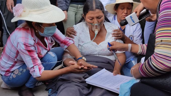 Alcaldesa boliviana se desmaya al ser amenazada con subirla en un burro