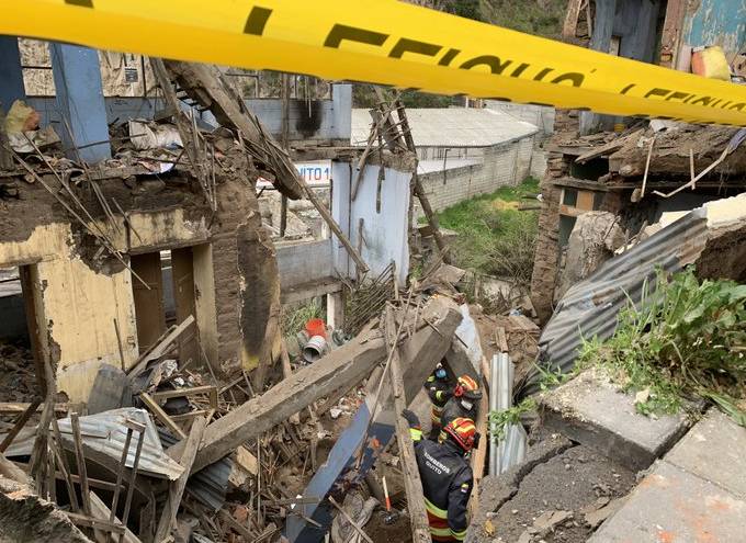 Dos fallecidos tras colapso de una vivienda en Quito