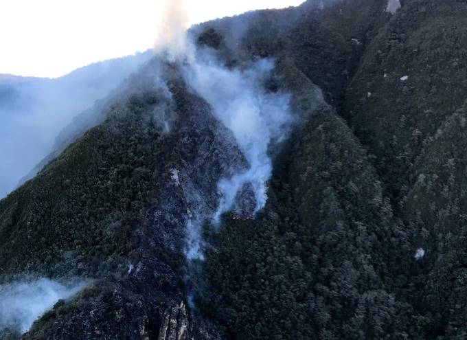 Bomberos combaten incendio forestal en el Pululahua