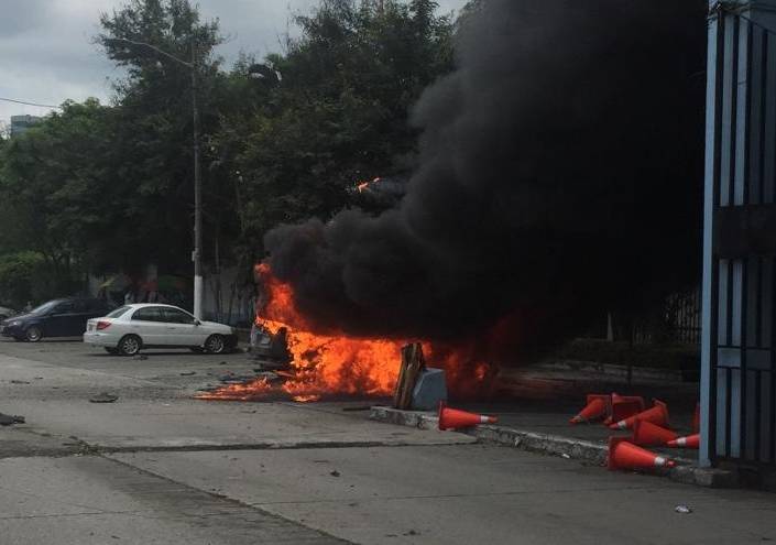 Estalla vehículo dentro de Universidad de Guayaquil