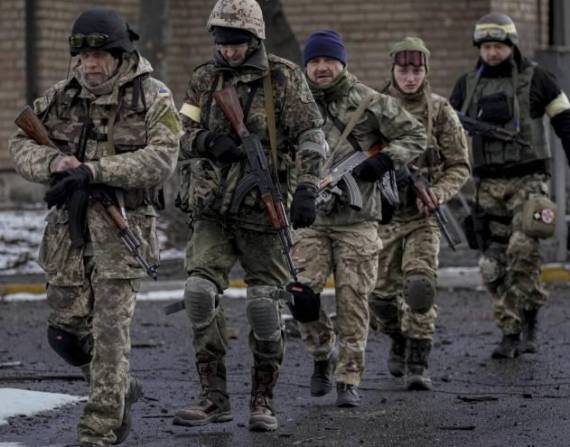 Soldados ucranianos patrullan la frontera.