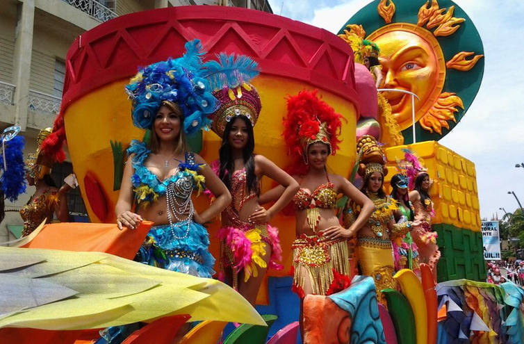 Guayaquil celebró el carnaval con un colorido desfile