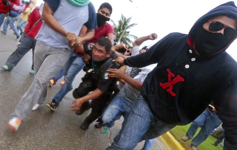 México: manifestantes incendian sede del oficialista PRI en Guerrero