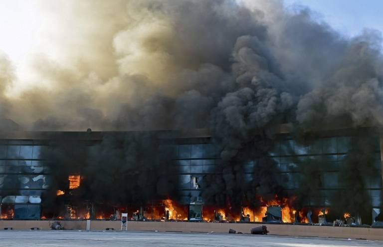 México: Manifestantes incendian sede de gobierno de Guerrero por desaparecidos