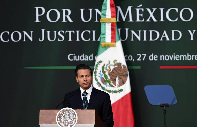 Peña Nieto plantea disolver policías locales por vínculos con el narcotráfico