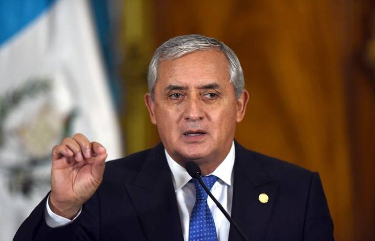 Presidente de Guatemala renuncia tras orden de captura en su contra