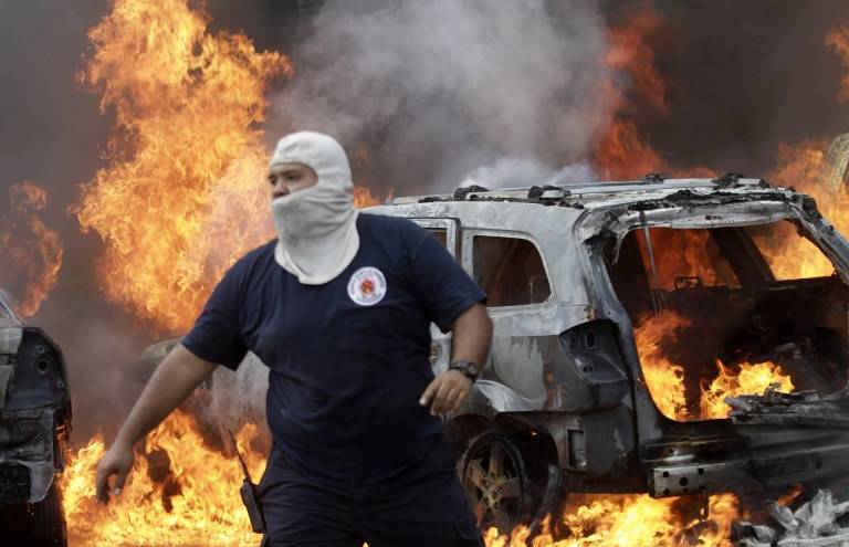 Maestros mexicanos incendian Parlamento de Guerrero en protesta por desaparecidos