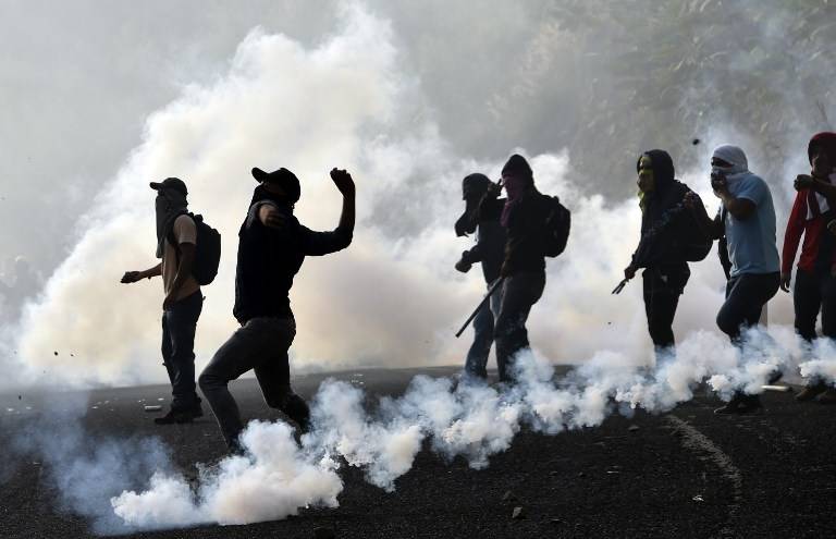 Compañeros de los 43 estudiantes de Ayotzinapa se enfrentan con la policía