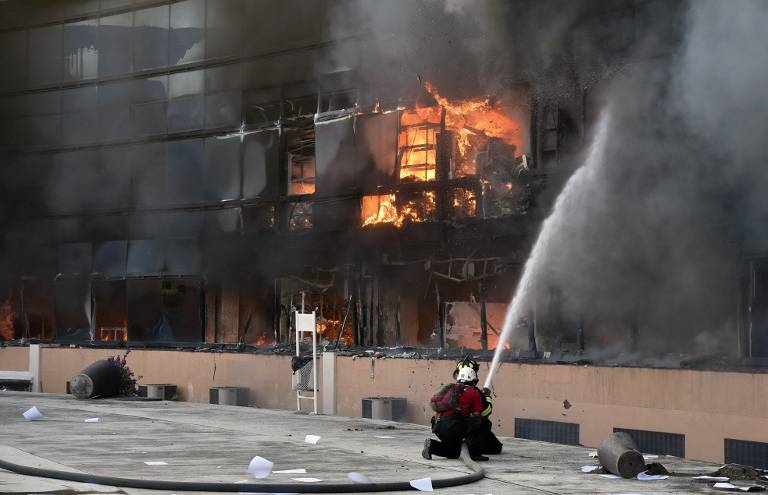 México: Manifestantes incendian sede de gobierno de Guerrero por desaparecidos