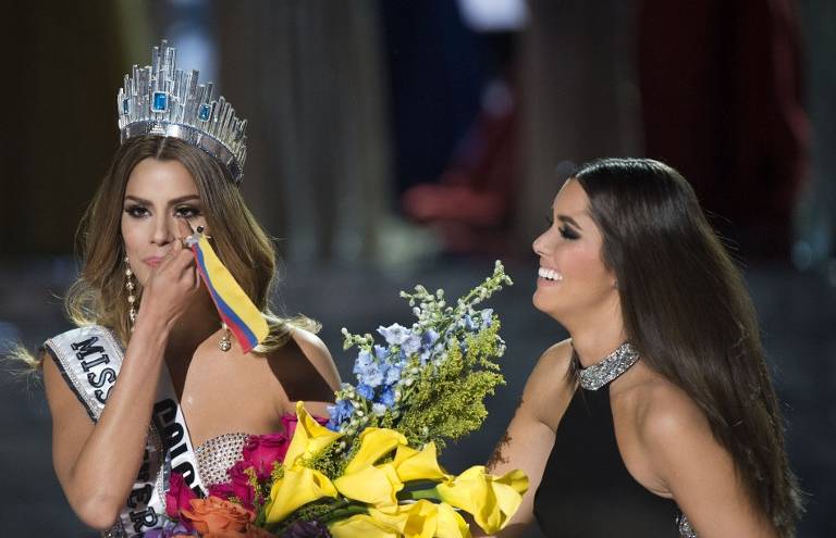 Santos envía mensaje a Miss Colombia tras confusión del Miss Universo