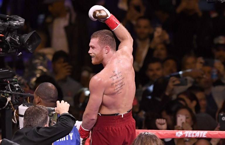 &quot;Canelo&quot; gana a Fielding y es campeón mundial en tres divisiones