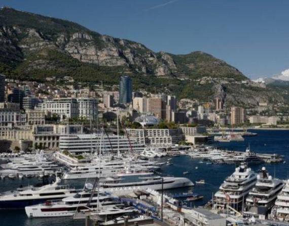 Unos superyates anclados en Mónaco, uno de los puertos clásicos del glamour. GETTY IMAGES