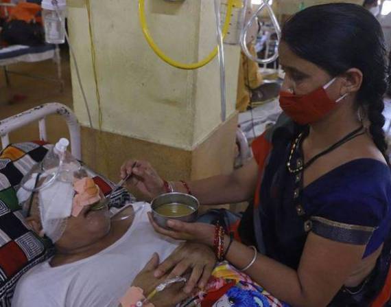 Una mujer que se recuperó de covid y ahora tiene mucormicosis yace en una cama de hospital en un hospital de Jabalpur, en India.