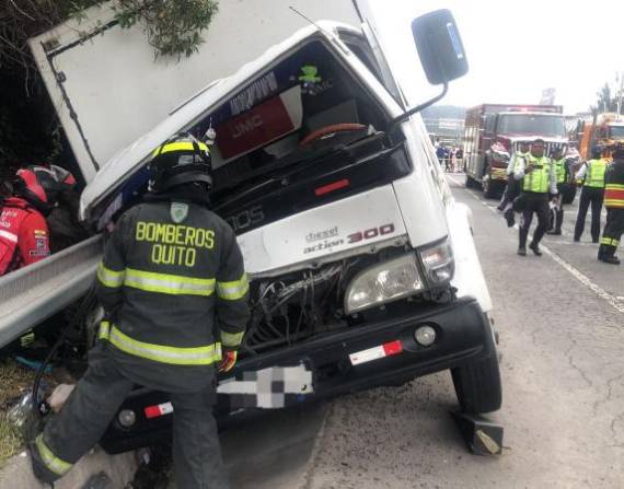 Personal del Cuerpo de Bomberos de Quito auxilió al conductor del camión.