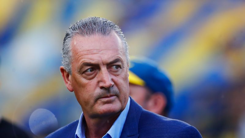 Gustavo Alfaro observa la pretemporada de los clubes