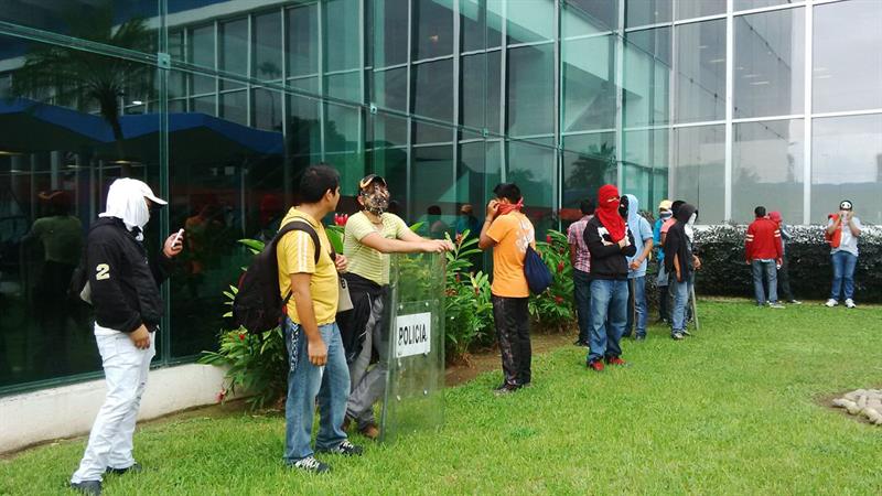 Manifestantes bloquean entrada a aeropuerto de Acapulco por desaparecidos