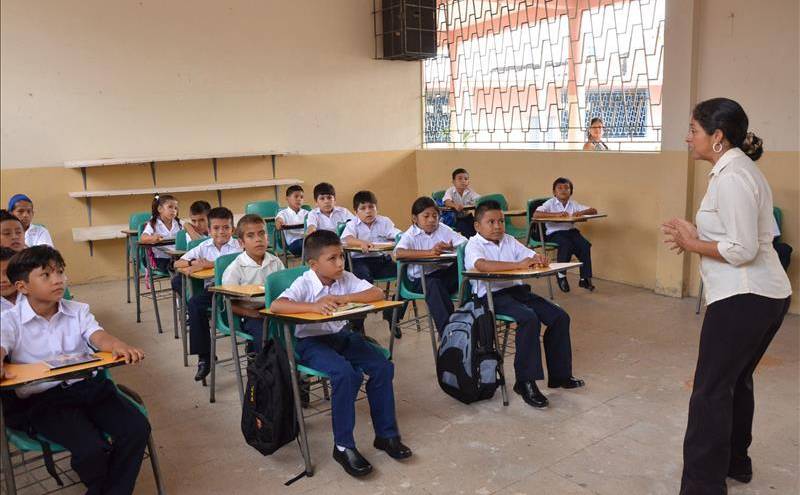 Clases en Costa y Galápagos no empezarán en mayo; en Sierra y Amazonía seguirán de forma virtual