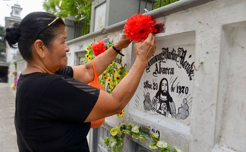 Guayaquil suspende visitas a cementerios en feriado, Cuenca las mantiene