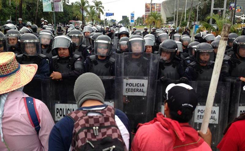 Manifestantes bloquean entrada a aeropuerto de Acapulco por desaparecidos