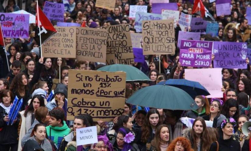 Rusia y Ucrania: una mujer interrumpe un noticiero ruso con un cartel en contra de la guerra