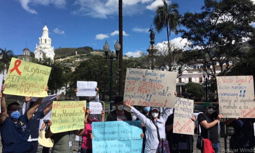 Médicos posgradistas continúan reclamos por falta de pago