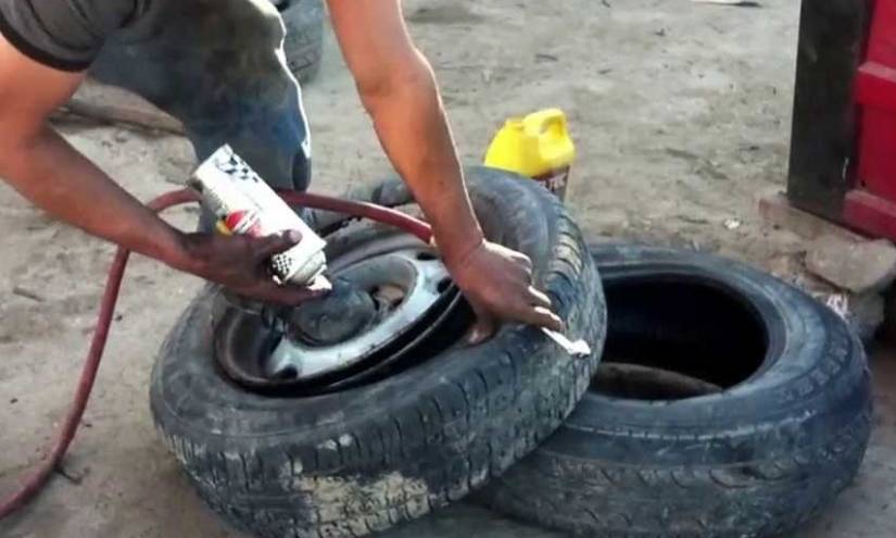 (VIDEO) Joven intentaba inflar una llanta, pero algo salió mal