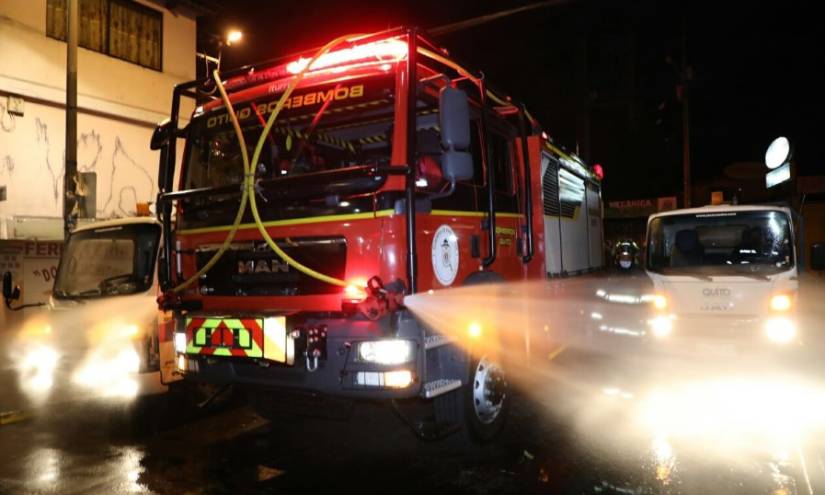 Desinfección nocturna en mercados municipales y espacios públicos de Quito