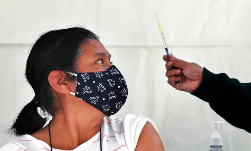 Las dudas con AstraZeneca siembran miedo por la vacunación: ¿Cuántas dosis compró Ecuador?