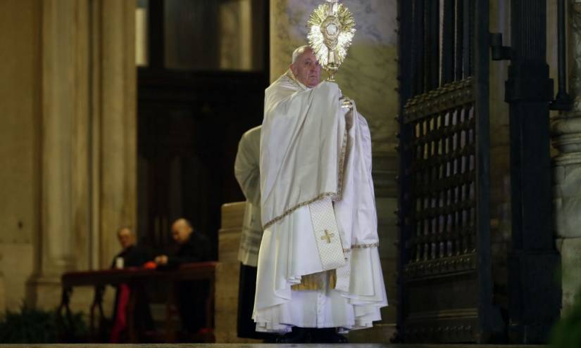 El papa bendice al mundo en soledad por el coronavirus