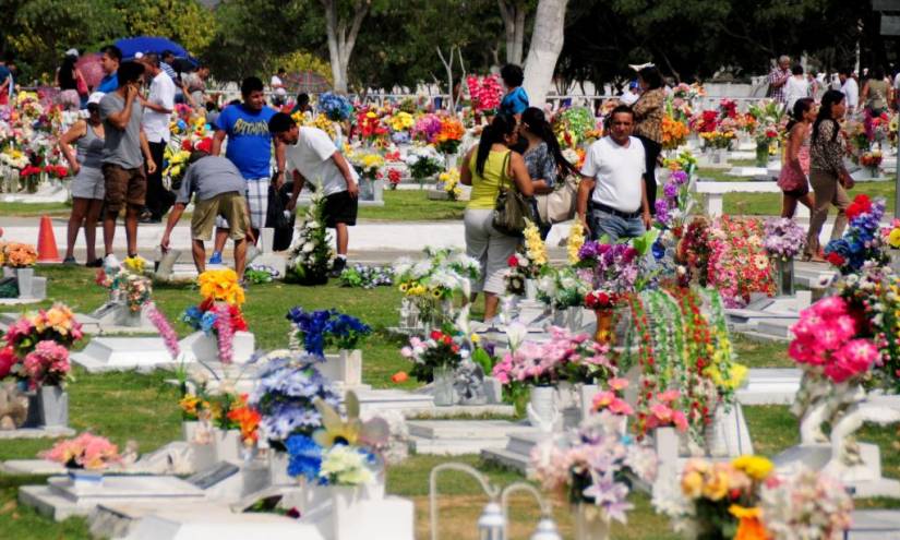 Día de los Muertos se conmemora en el país con comida sobre tumbas