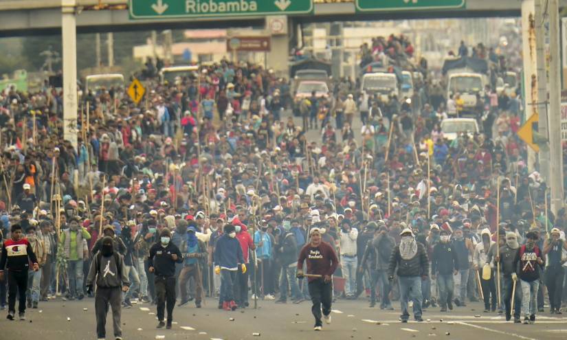 Indígenas burlan cerco militar y se dirigen a Quito