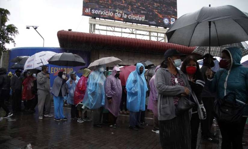 Desorden y aglomeración para tratar de vacunarse sin cita en Quito