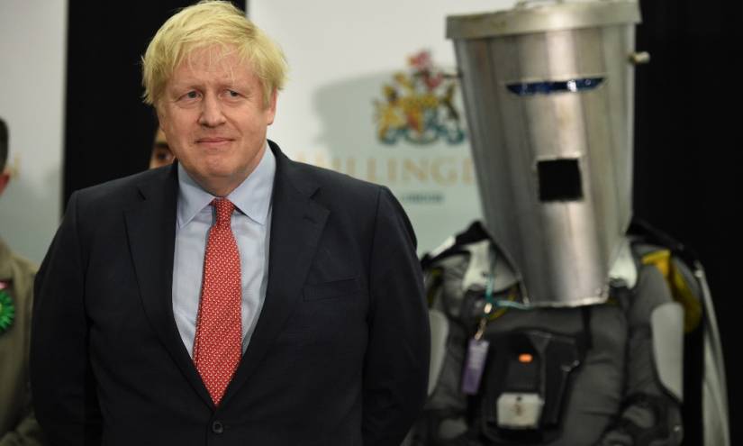 Londres estudia prolongar el confinamiento con Johnson aún hospitalizado